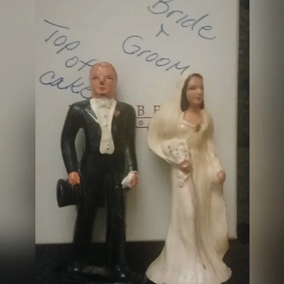 VINTAGE METAL CAST BRIDE AND GROOM CAKE TOPPERS AMAZING CONDITION