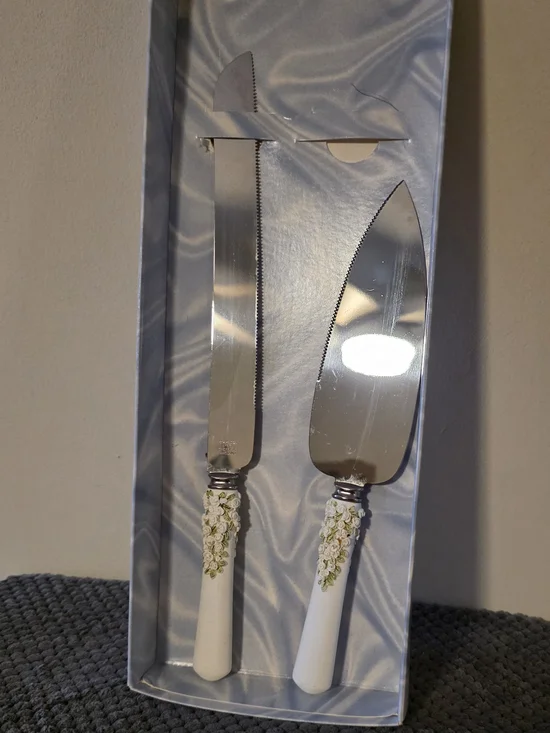White Floral Handle Cake Knife and Server Set
