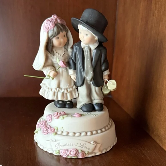 Wedding Cake Topper music box with Bride and Groom Figurines