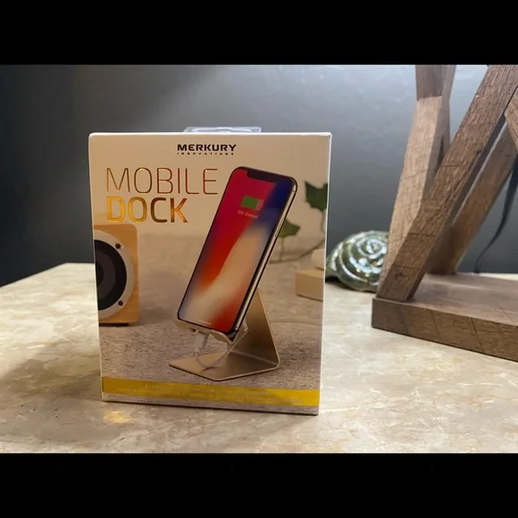 Universal smart phone dock