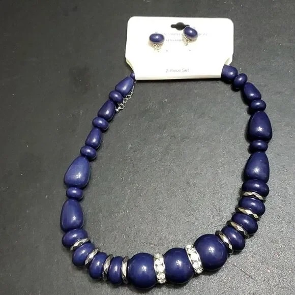 Jaclyn Smith blue beaded matching necklace and earring set
