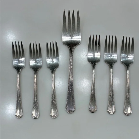 SUPERIOR WILCOX SILVER PLATE MEAT FORK AND 6 SALAD FORKS VINTAGE