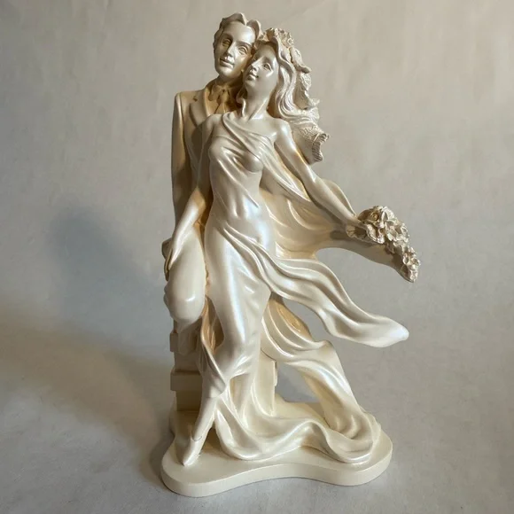 Elegant Cream Sculpture - Romantic Couple