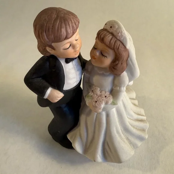 Adorable Bride and Groom Cake Topper NWOT