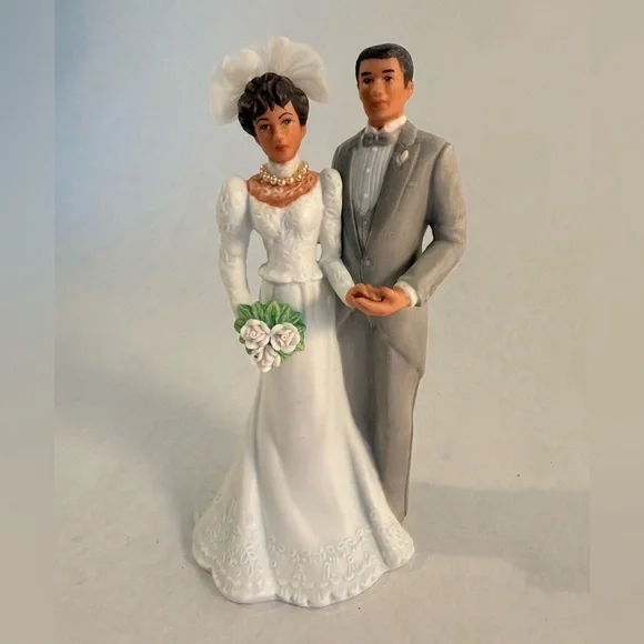 Elegant Vintage Wedding Cake Topper with Bride and Groom NWOT