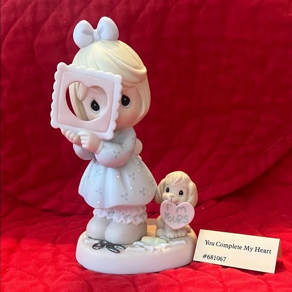 Charming Figurine with Heart Frame - White and Cream