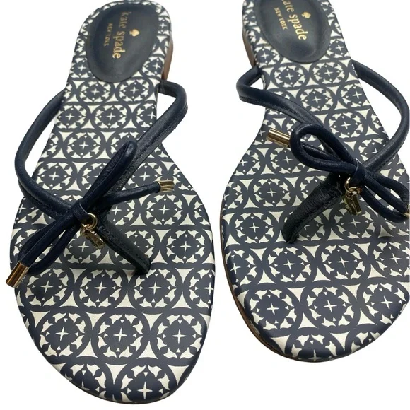Kate Spade White and Navy Mystic Bow Flat Sandals Size 8.5 great condition!