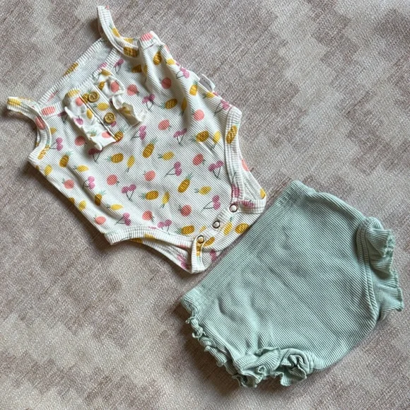 Tahari Fruit Print 2 Piece Set with Ruffled Bloomers size 0-3M
