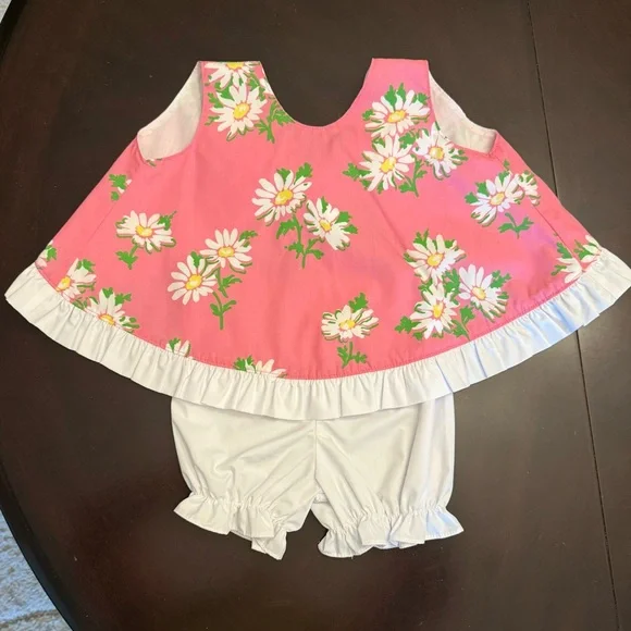 The Beaufort Bonnet Company Suzy Swing Set in Darien Daisy, Size 2T.