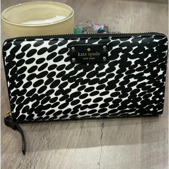 KATE SPADE LONG WALLET BLACK AND WHITE