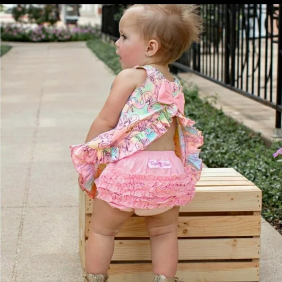 Baby bloomers / diaper covers