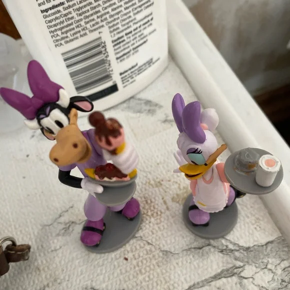 2 Disney Store Clarabelle Cow Daisy Duck Rollerskates Minnie's Diner Cake Topper