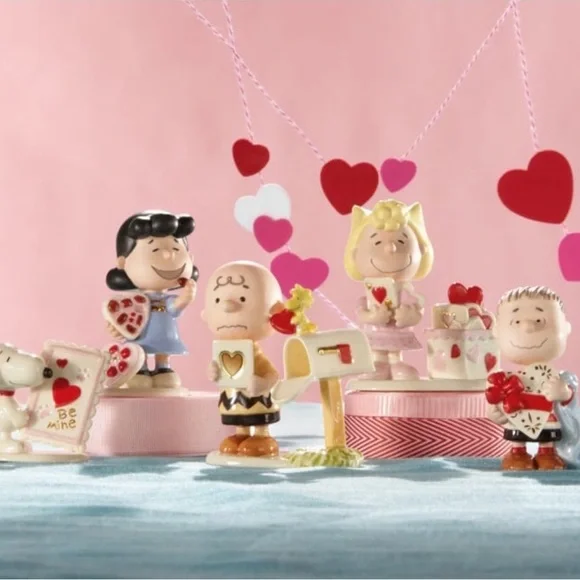 PEANUTS® Snoopy Charlie Brown and the gang 5-piece Valentine's Day Figurine NIP