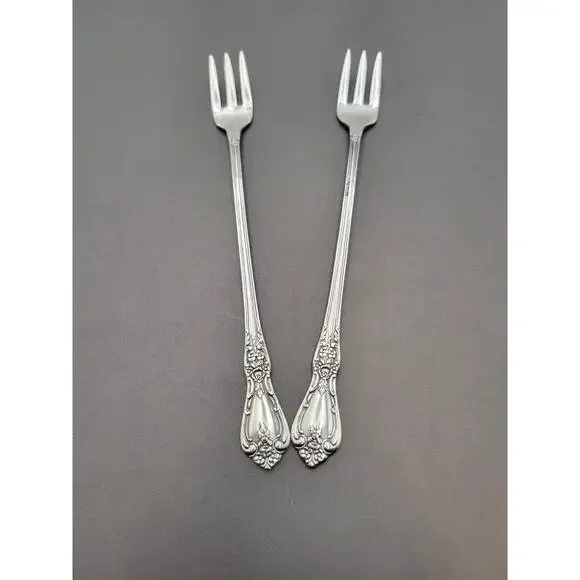 2 Oneida Distinction Deluxe HH Kennett Square Stainless Cocktail Seafood Forks