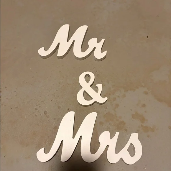 Elegant Cream 'Mr & Mrs' Wedding Sign