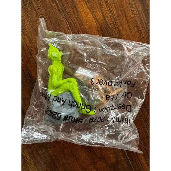 NEW The Grinch & Max Cake Cookie Topper Action Figure Toy filler Stuffer 2079