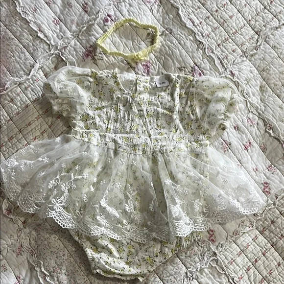 Floral Lace Baby Romper. Yellow/white delicate print. 6-9 mons. EUC. Vintage?