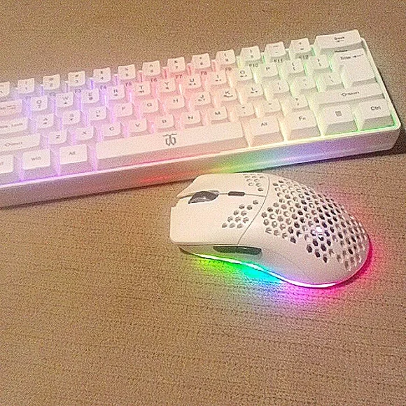Wireless gaming keyboard and mouse