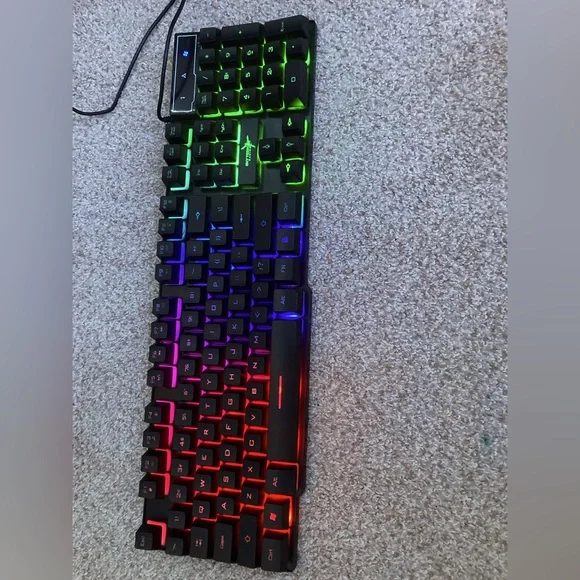 Skytech gaming keyboard wired can be plugged in to USB port on device