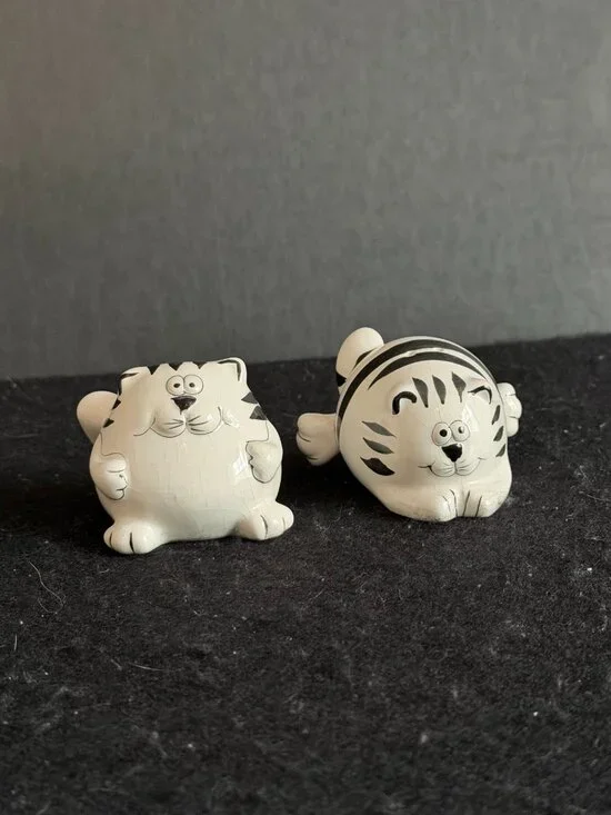 Discontinued Vintage Pier 1 Imports Ceramic“Chubby Cat” Salt/Pepper Shakers