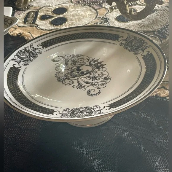 GRACE TEAWARE NWOT Crowned Skull Gothic Design Fine Porcelain Cake Pedestal