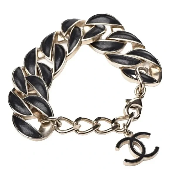 CHANEL CC Good and Black Leather Clasp Detail