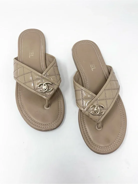 Chanel CC Turnlock Quilted Sandal Tan Patent Leather Thong Flat size 38.5 EU
