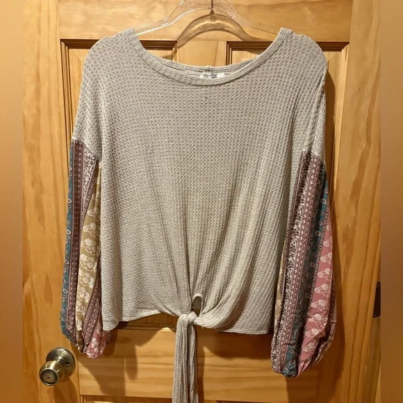 Blue Pepper long-sleeved beige waffle-knit shirt patterned sleeves tie at hem LG
