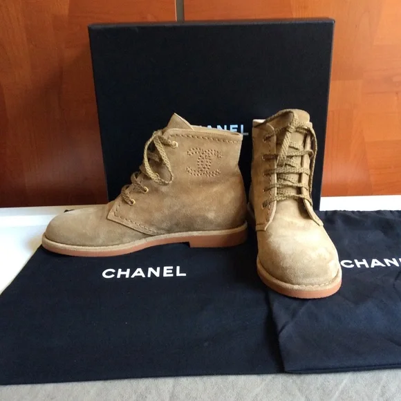 CHANEL suede CC logo lace up High-tops