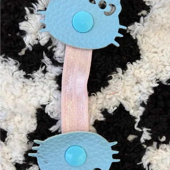 Blue hello kitty wire holder Clip