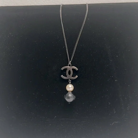 Chanel Black/White Pearl Necklace