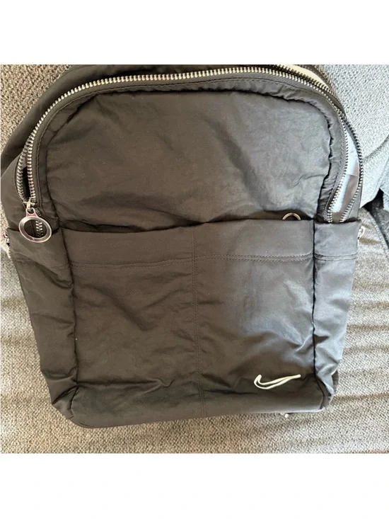 Nike Black Medium Everyday Backpack with Silver Swoosh