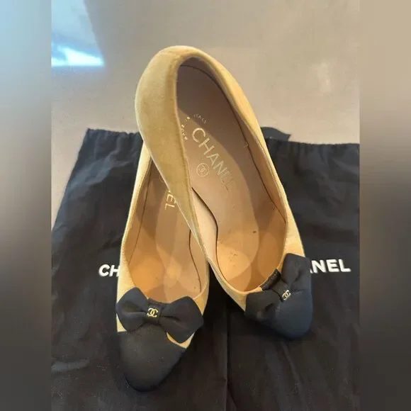 CHANEL Interlocking CC Logo Pumps Women's Size 38.5