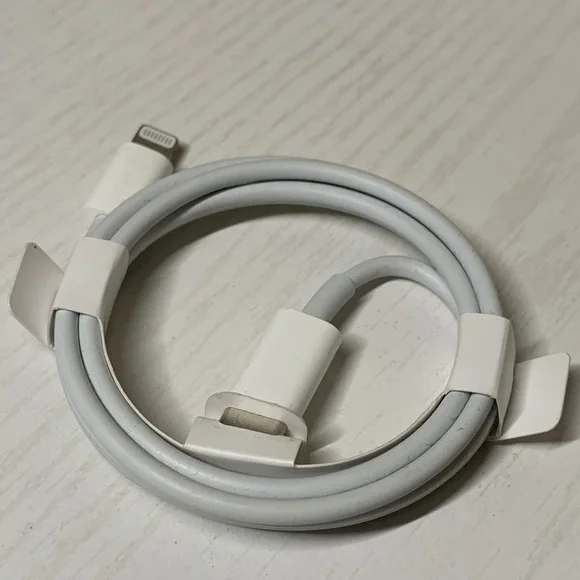 100% ORIGINAL. NEW!! Apple Lightning to USB-C Charger 3.2 Ft.