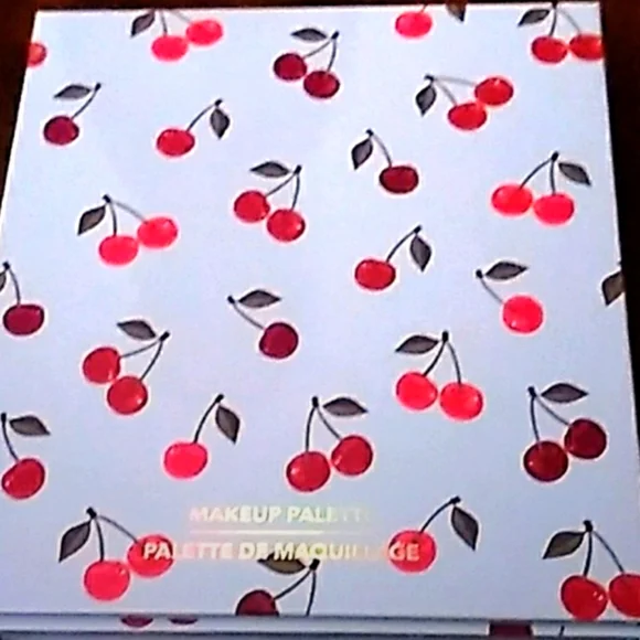 DAUGHTERS FIRST TRI FOLD NEW MAKEUP KIT