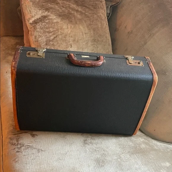 VINTAGE PRODUCT OF WARREN Suitcase 🧳