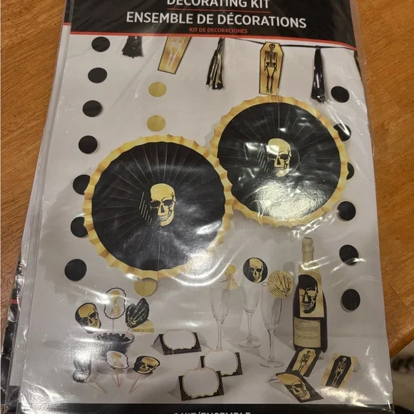 Skull Party Decoration Kit - Black and Gold‎