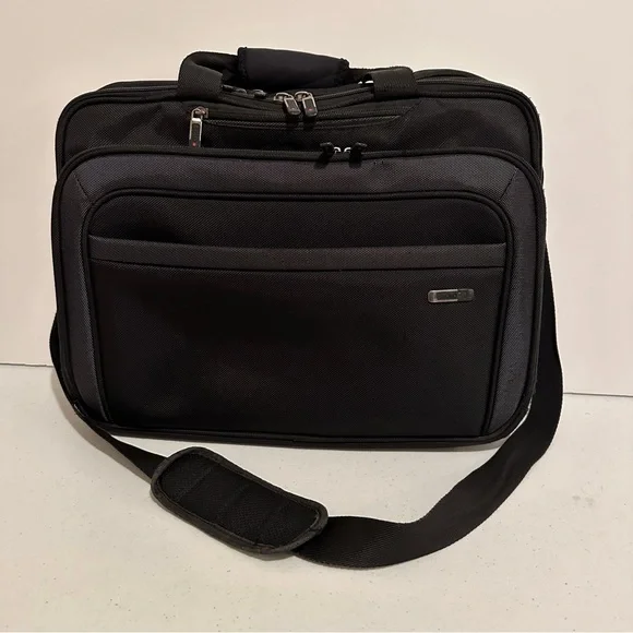 Solo Travel Sentry Check Fast Black Briefcase Laptop Style CLA314-4 Business