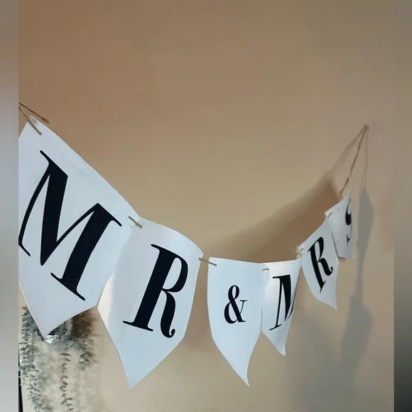 White 'Mr & Mrs' Banner