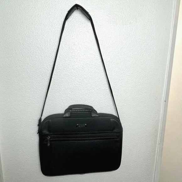 Kenneth Cole Reaction Black Soft Briefcase Messenger Bag Style 536390‎