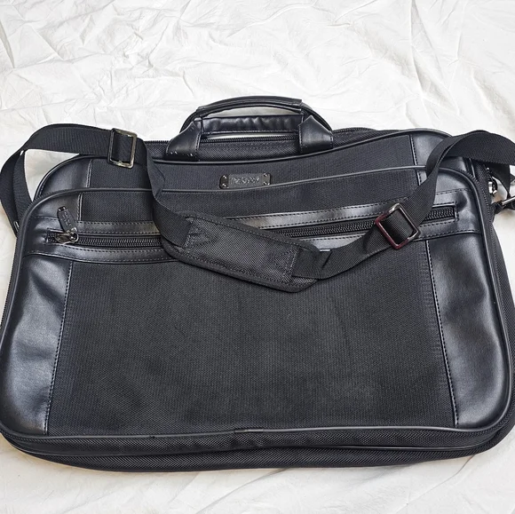 Kenneth Cole Reaction Black Leather Men's Laptop Messenger Bag Professional Work