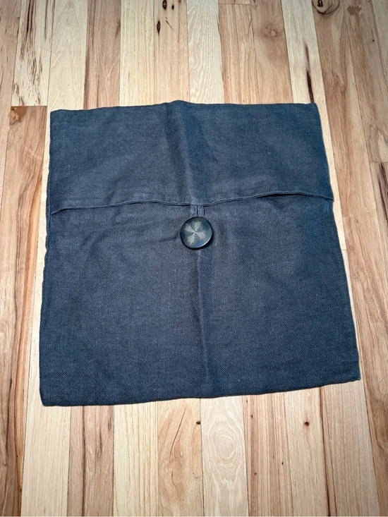 Pottery Barn Textured 100% Linen Pillow Cover Big Button (1)