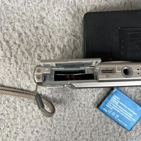 Casio Digital Camera Silver EXILIM ZOOM EX-Z70 7.2MP with Charger