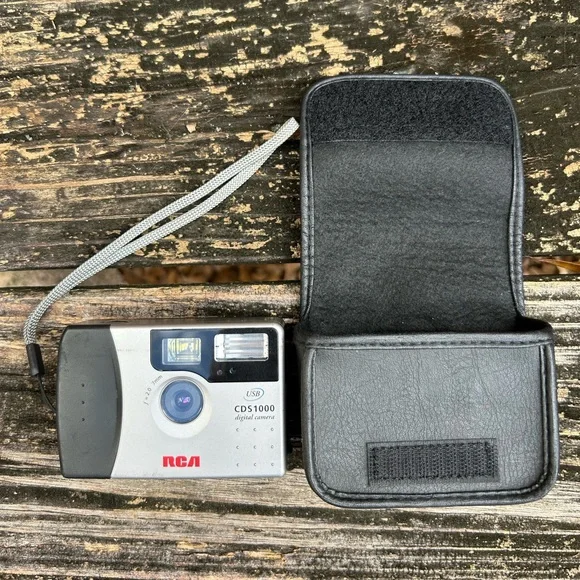 RCA CDS 1000 Digital Camera with Case Z2