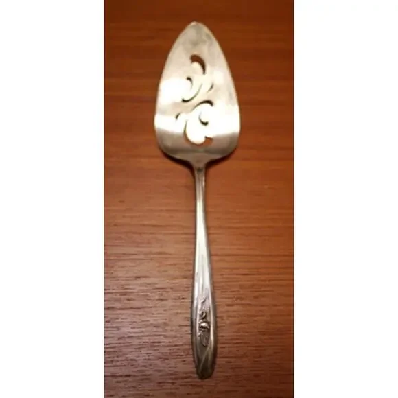 Vintage International Silver TULIP IS Silverplate Pie Cake Wedding Server 8.5