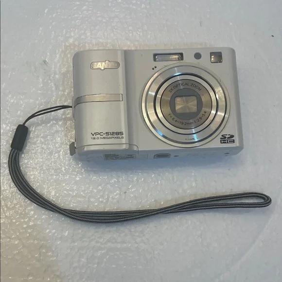 Sanyo VPC-S1285W Digital Camera 12.0 Megapixels white iso 1600 large LCD