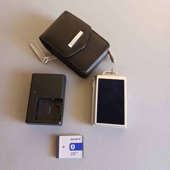 Camera Sony Cybershot Silver Like New 8.1 Mega Pixels