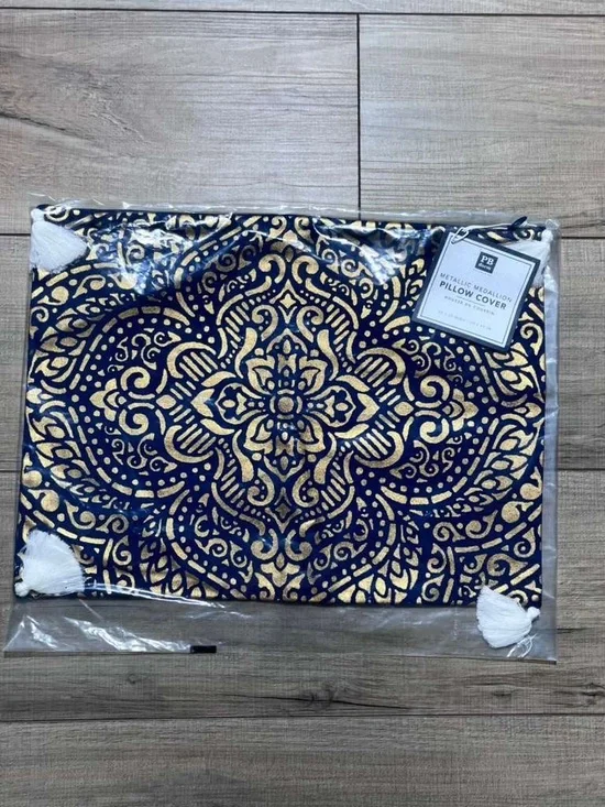 Pottery Barn Dorm Teen Unisex Metallic Medallion Pillow Cover 12”x16