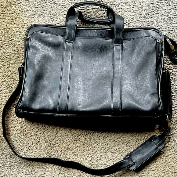 LAPTOP BRIEFCASE/ATTACHE/BOOKBAG! Hand or shoulder straps. Black Faux Leather.