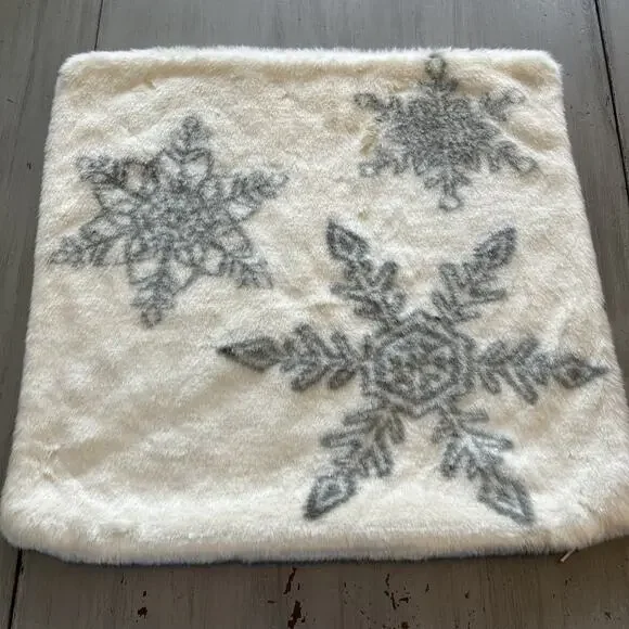 Pottery Barn Cream Gray Snowflake Print Faux Fur 18